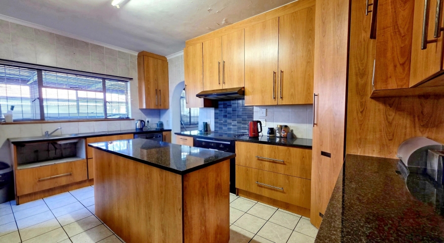 5 Bedroom Property for Sale in Kabega Park Eastern Cape